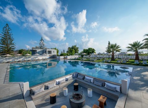 Dore Hotel swimming pool with private lounge